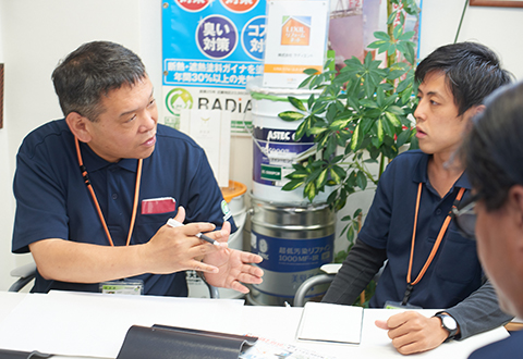 ショールームで塗装の提案