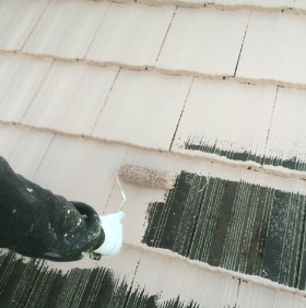 屋根ガイナ塗装１回目(中塗り)