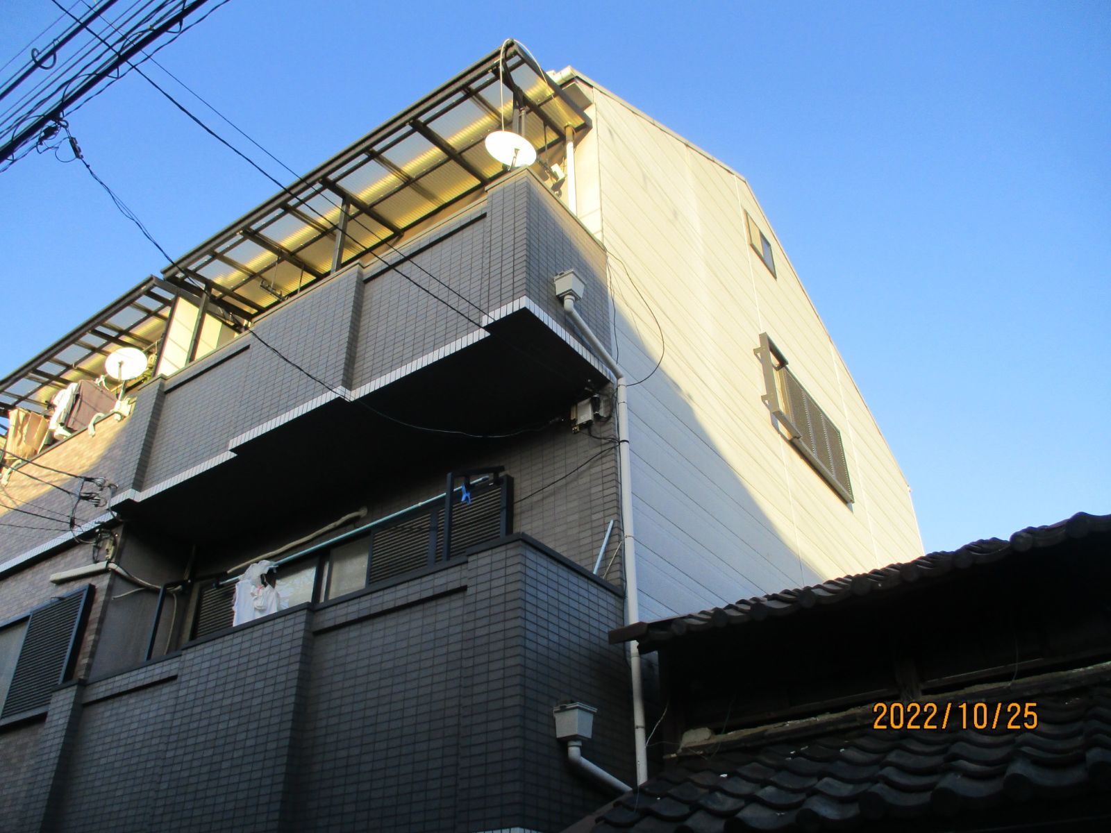 大阪市東成区中本3丁目 I様邸の屋根塗装工事が始まりました。｜現場